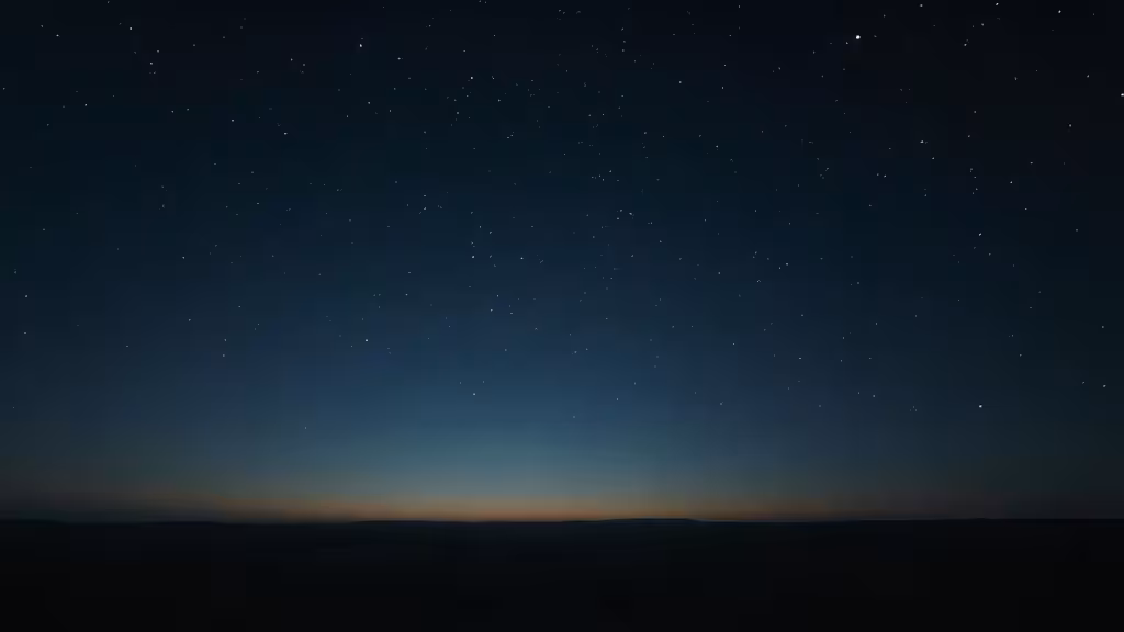 Paysage crépusculaire séparant ciel étoilé et terre, illustrant l'interaction entre énergies cosmiques et telluriques