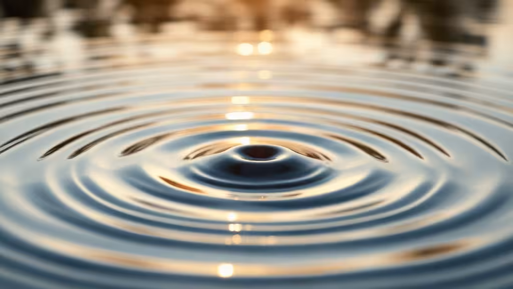 Ondulations concentriques dans l'eau illuminées par la lumière naturelle, évoquant les fréquences et vibrations du 417 Hz